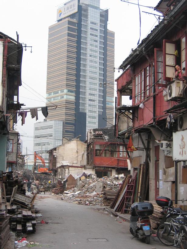 0604Sgh_Shanghai 072.jpg - Le contraste entre les vieux quartiers de Shanghai, rasés pour laisser la place aux tours modernes. On estime que 130 Mio de Chinois vivent avec moins de 1 euro par jour.